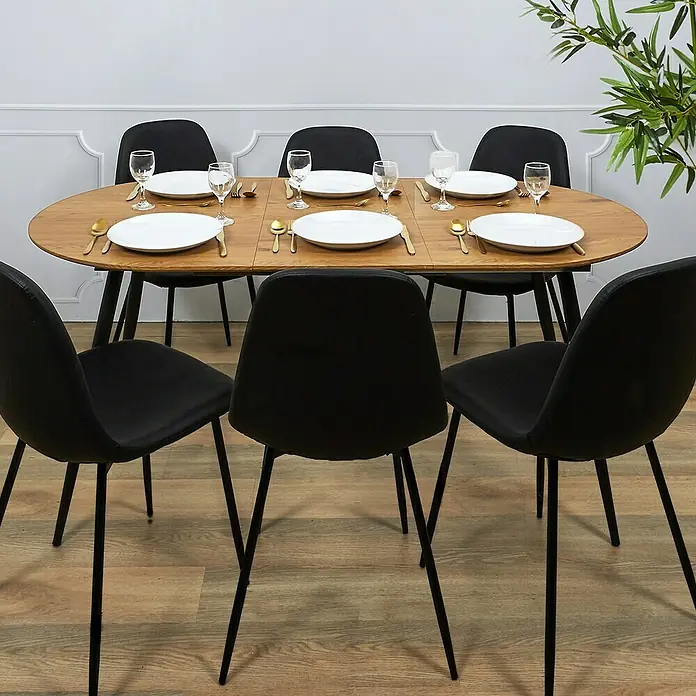 Home Deco Factory Mesa de comedor extensible Oval - L x An x Al: 80 x 160 x 76 cm, Negro - Una mesa de comedor puesta con seis sillas negras, cubiertos dorados y platos blancos. Elegante juego de comedor para comidas con estilo.