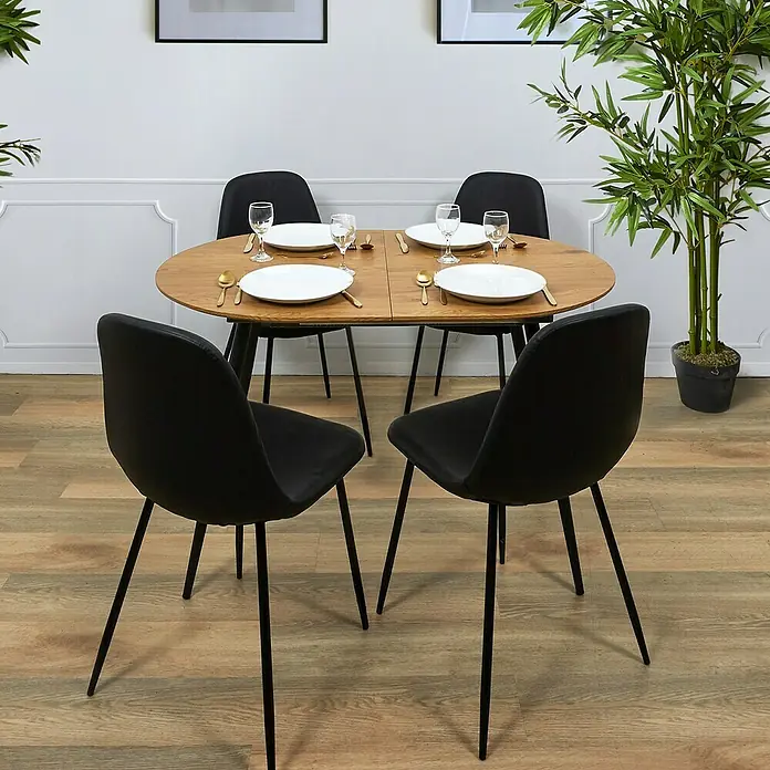 Home Deco Factory Mesa de comedor extensible Oval - L x An x Al: 80 x 160 x 76 cm, Negro - Elegante juego de comedor con mesa de madera y cuatro sillas negras. Muebles elegantes para un hogar moderno.