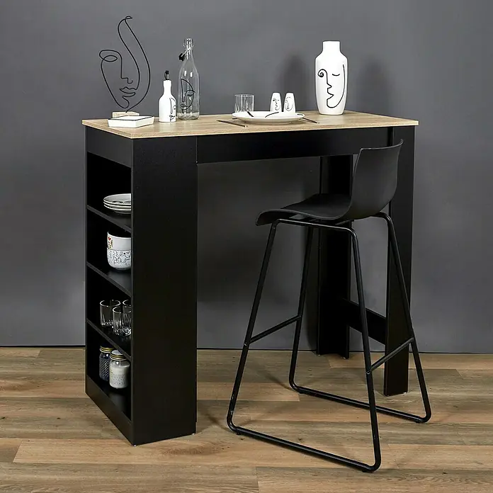 Home Deco Factory Mesa alta Bristot Indus - L x An x Al: 50 x 115 x 103 cm, Negro/Roble - Una elegante mesa de bar en negro y aspecto de madera con un taburete de bar a juego, destacando el diseño moderno y la funcionalidad del mueble.