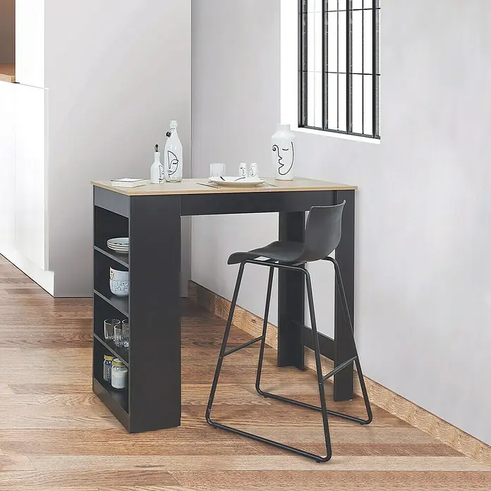 Home Deco Factory Mesa alta Bristot Indus - L x An x Al: 50 x 115 x 103 cm, Negro/Roble - Diseño de cocina moderno con una mesa de bar negra con estantes y un taburete de bar elegante.