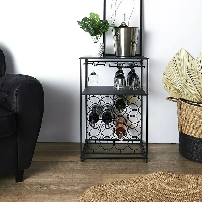 Home Deco Factory Botellero Bristot Indus - L x An x Al: 35 x 45 x 70 cm, 16 Botellas, Hierro - Vinoteca con botellas y copas. La vinoteca es negra y tiene un diseño moderno. Hay un enfriador de vino encima.