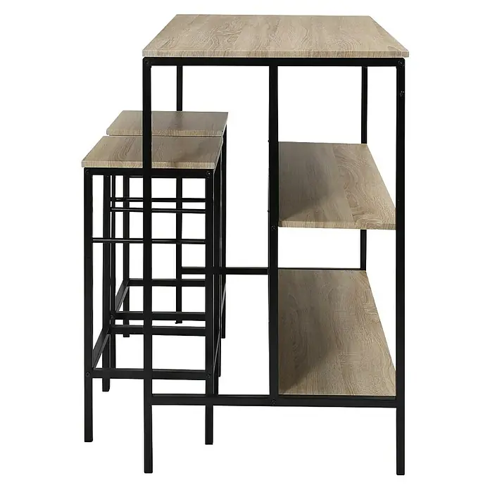 Home Deco Factory Mesa alta con taburetes Loka - L x An x Al: 60 x 100 x 95 cm, Negro/Roble, 3 pzs. - En la imagen se muestra un conjunto de mesa de bar con dos taburetes y estante, que combina encanto rústico y funcionalidad.