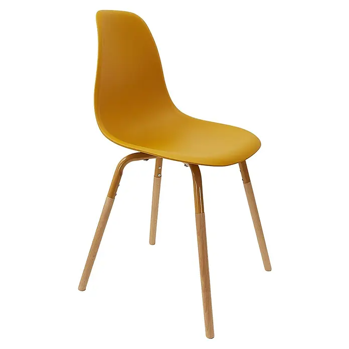Silla Phenix - Mostaza, 4 pzs. - Una silla amarilla con patas de madera se presenta sobre un fondo negro.
