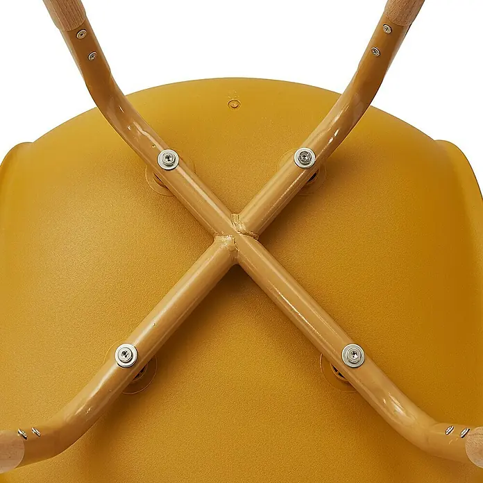 Silla Phenix - Mostaza, 4 pzs. - Vista detallada de la parte inferior de una silla amarilla, con patas de madera cruzadas y fijaciones de tornillo, destacando la construcción.