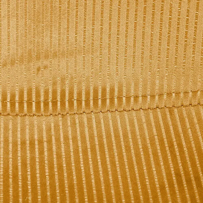 Silla Giulia - Mostaza, 4 pzs. - Primer plano de tejido de pana beige con finas estrías paralelas y una costura horizontal que destaca la textura.