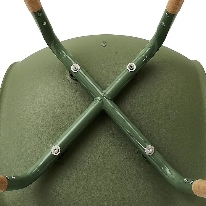 Silla Phenix - Verde, 4 pzs. - Vista detallada de la parte inferior de una silla verde con estructura metálica en cruz y patas de madera.