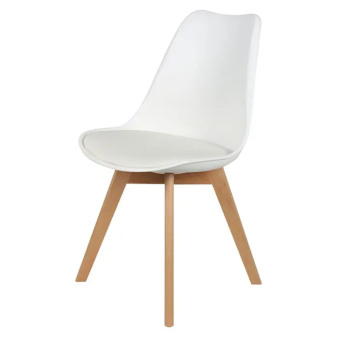 Silla Copenhague - Blanco, 4 pzs. - Una silla blanca moderna con patas de madera contra un fondo negro. La silla cuenta con un asiento y respaldo moldeados para mayor comodidad.