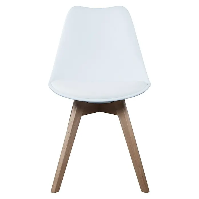 Silla Copenhague - Blanco, 4 pzs. - Primer plano de una moderna silla de comedor blanca con patas de madera clara sobre un fondo negro. La silla presenta un diseño minimalista.