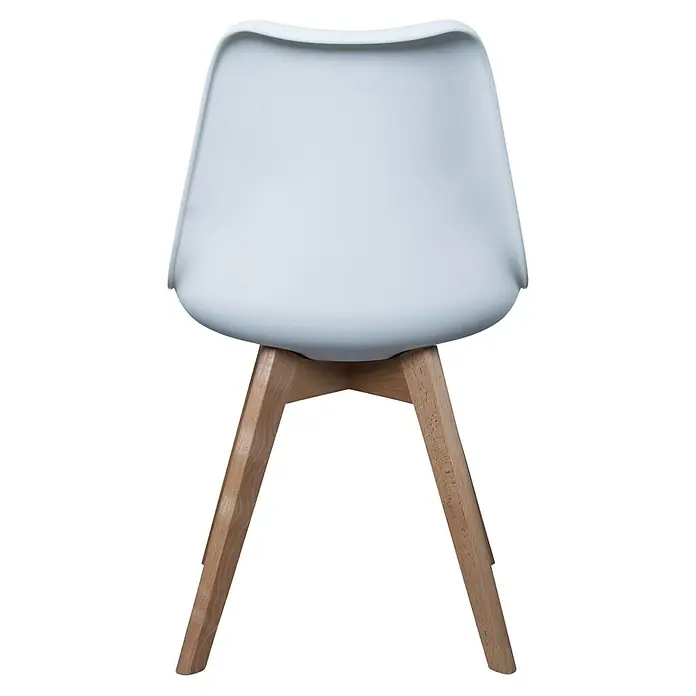Silla Copenhague - Blanco, 4 pzs. - Primer plano de una silla moderna con asiento azul claro y patas de madera sobre un fondo negro.
