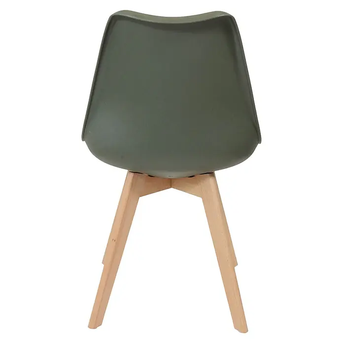 Silla Copenhague - Caqui, 4 pzs. - Primer plano de una silla moderna con asiento verde oliva y patas de madera clara sobre un fondo negro.