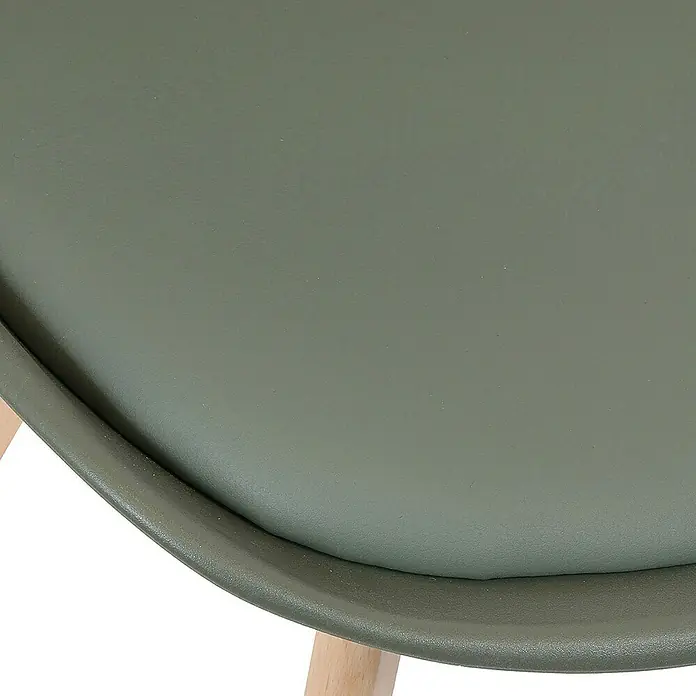 Silla Copenhague - Caqui, 4 pzs. - Primer plano de una mesa auxiliar verde con patas de madera. Su diseño sencillo la convierte en una pieza versátil.