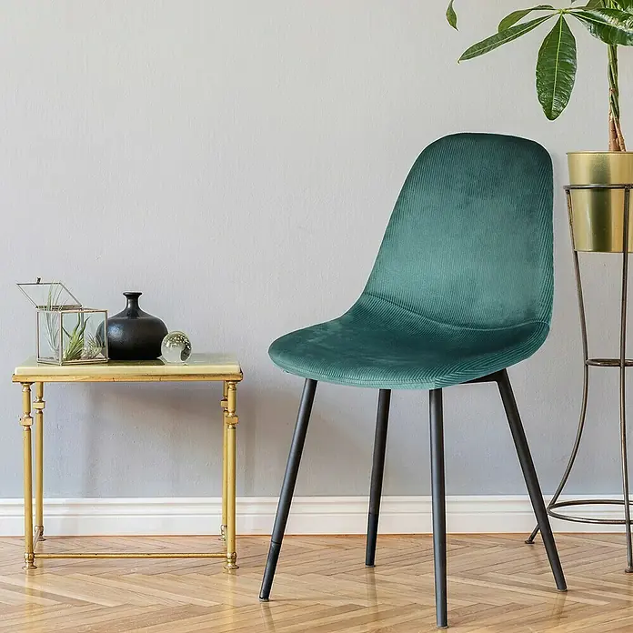 Silla Giulia - Azul, 4 pzs. - Interior elegante con silla de terciopelo verde esmeralda, mesa auxiliar dorada y plantas de interior. Mueble elegante.