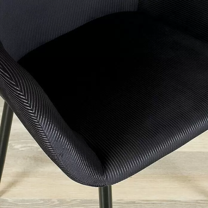 Silla butaca Giulia - Negro, 2 pzs. - Primer plano de una silla negra tapizada en tejido acanalado texturizado, mostrando asiento y reposabrazos.