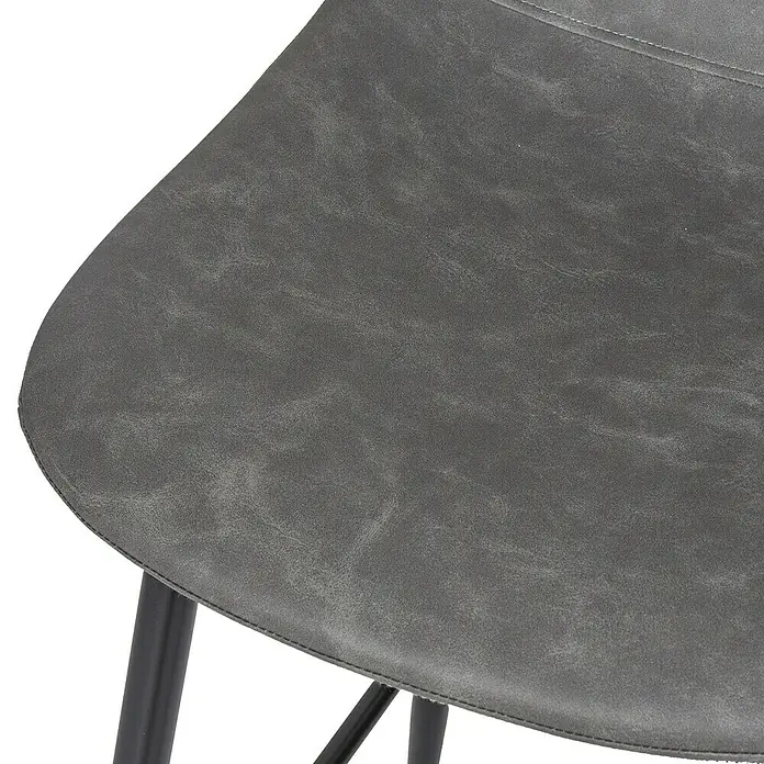 Home Deco Factory Taburete de cocina Amber - Gris, 2 pzs. - Primer plano de una elegante silla tapizada en gris con patas negras y estilizadas. Un mueble moderno perfecto para cualquier habitación.