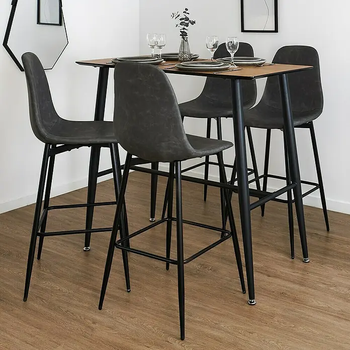 Home Deco Factory Taburete de cocina Amber - Gris, 2 pzs. - La imagen muestra un moderno juego de bar con una mesa de madera y cuatro taburetes grises con patas de metal negro. El conjunto se encuentra sobre un suelo de madera.