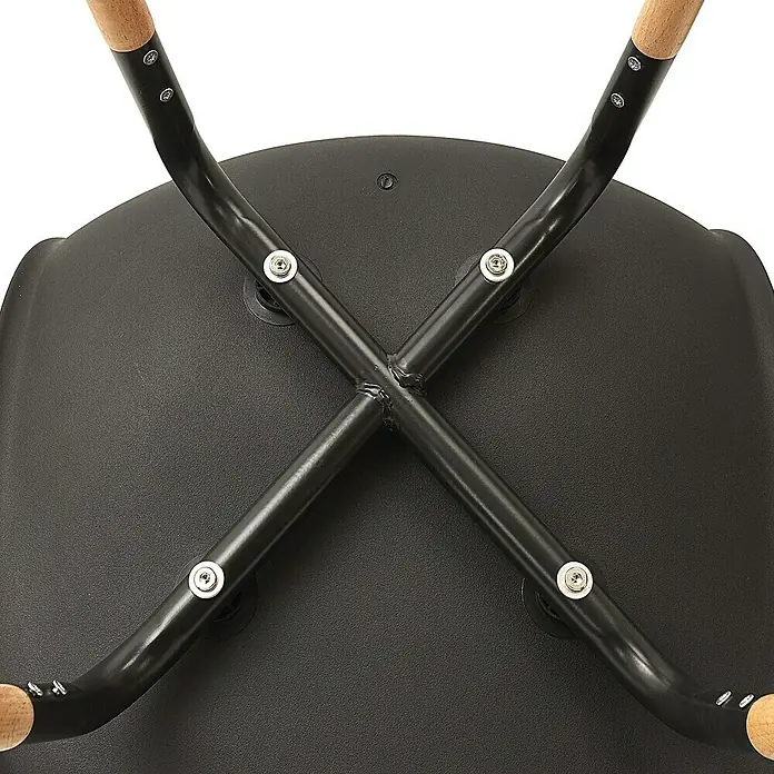 Silla Phenix - Negro, 4 pzs. - Primer plano de una silla con asiento negro y patas metálicas en forma de X. Las patas tienen detalles de madera y están fijadas con tornillos.