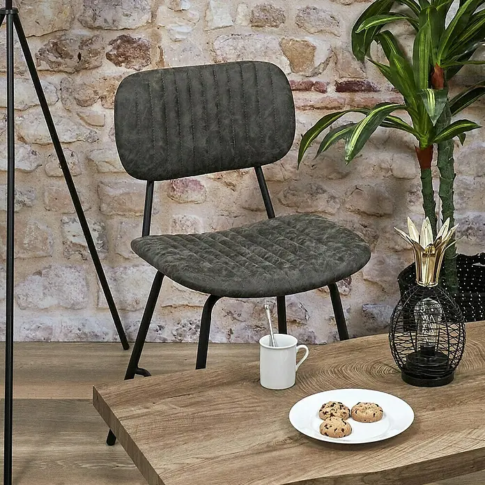 Silla Taylor - Gris, 2 pzs. - La silla de comedor gris con asiento y respaldo acolchados está al lado de una mesa de madera sobre la que se colocan galletas.