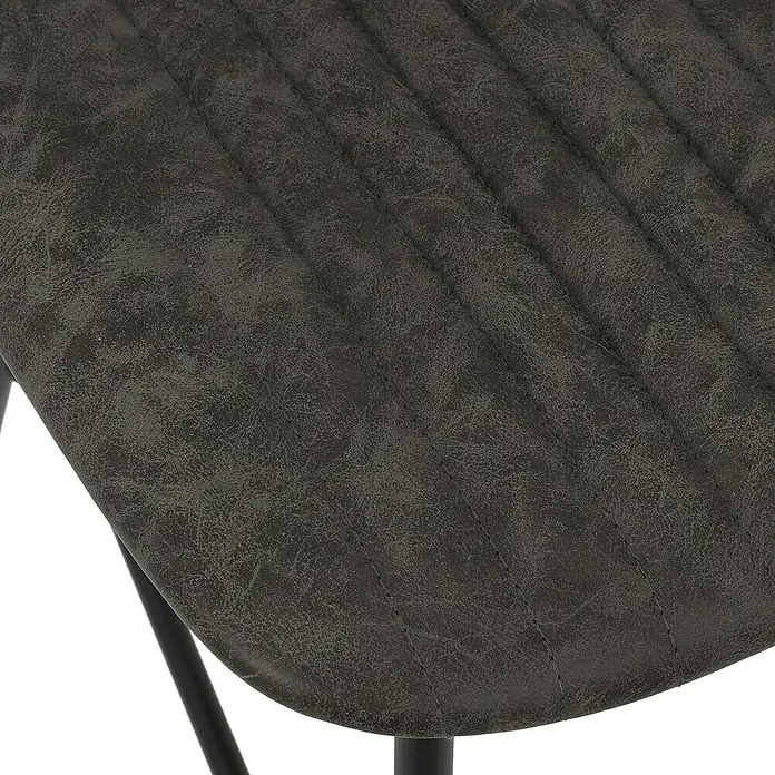 Silla Taylor - Gris, 2 pzs. - Primer plano de una silla tapizada gris con costuras acolchadas y estructura negra, ideal para comedores modernos.