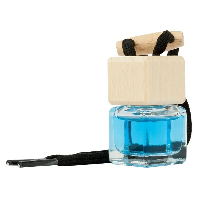 Ambientador de coche para colgar - Mentolado, 8 sem. - Primer plano de un ambientador para coche con aceite de fragancia azul en una botella de vidrio y un tapón de madera con un cordón negro para colgar.