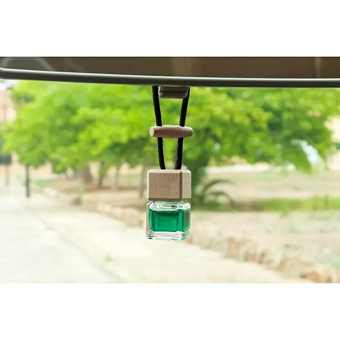 Ambientador de coche para colgar - Mentolado, 8 sem. - Ambientador de coche con tapa de madera y líquido verde en botella de cristal, colgado de un cordón negro.