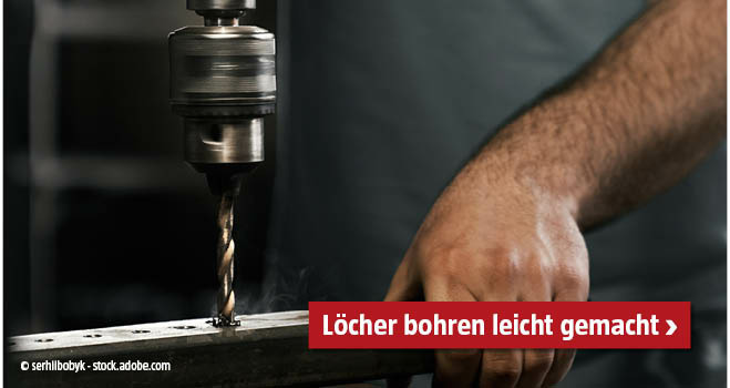 Mann bohrt mit einem Bohrer ein Loch in ein Metallteil