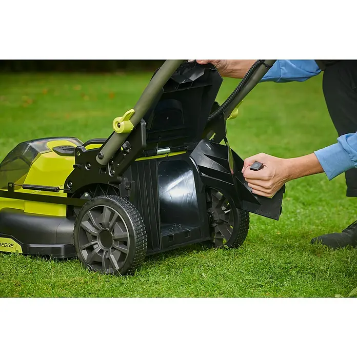 Ryobi ONE+ Akku-Rasenmäher RY18LMX40C-240 - 18 V, 2 Akkus, Schnittbreite: 40 cm - Nahaufnahme eines gelb-schwarzen Rasenmähers, bei dem eine Person den Fangkorb entleert.