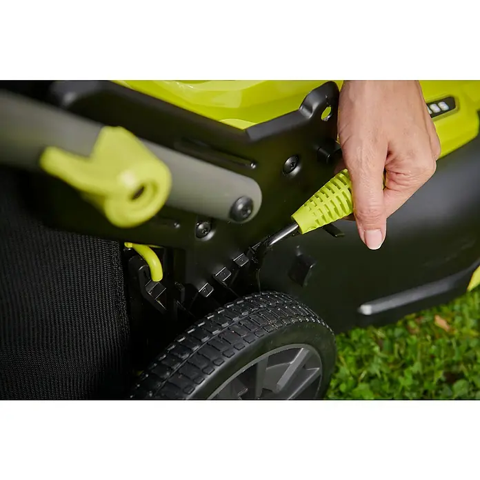 Ryobi ONE+ Akku-Rasenmäher RY18LMX40C-240 - 18 V, 2 Akkus, Schnittbreite: 40 cm - Nahaufnahme eines Sun Joe Rasenmähers mit einer Hand, die den Griff einstellt.