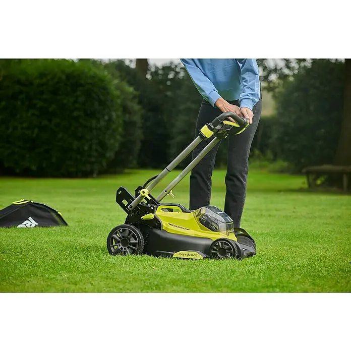 Ryobi ONE+ Akku-Rasenmäher RY18LMX40C-240 - 18 V, 2 Akkus, Schnittbreite: 40 cm - Eine Person bedient einen gelb-schwarzen Rasenmäher der Marke EASY EDGE auf einem grünen Rasen, im Hintergrund ist ein Strauch zu sehen.