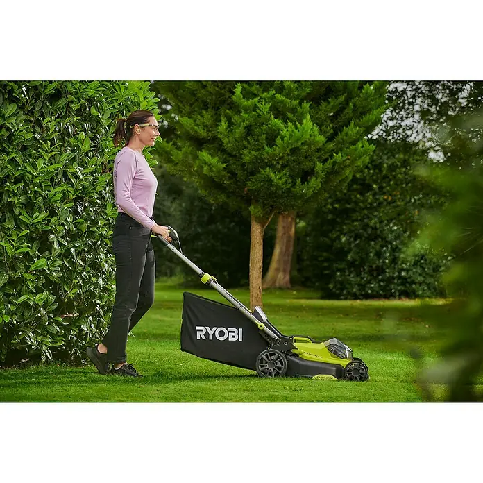 Ryobi ONE+ Akku-Rasenmäher RY18LMX40C-240 - 18 V, 2 Akkus, Schnittbreite: 40 cm - Eine Frau mäht mit einem RYOBI Rasenmäher den Rasen. Er ist hellgrün und hat einen schwarzen Fangkorb.
