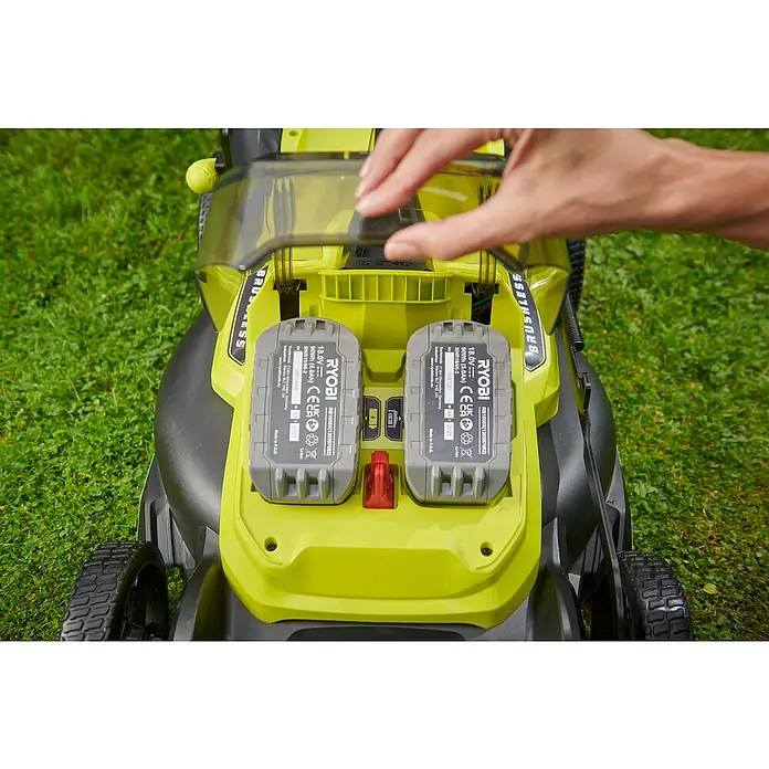 Ryobi ONE+ Akku-Rasenmäher RY18LMX40C-240 - 18 V, 2 Akkus, Schnittbreite: 40 cm - Aufsicht auf einen Ryobi Rasenmäher mit zwei 18V Batterien, wobei die Hand den Batteriefachdeckel öffnet.