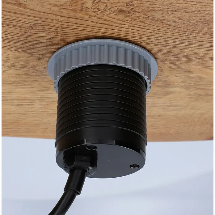 UniTEC Steckdose Tischsteckdose mit USB C - Schwarz, Silber, Kabellänge: 1,5 m - Nahaufnahme eines versenkbaren, schwarzen Stromverteilers mit grauem Rand, der in einer Holzoberfläche montiert ist.