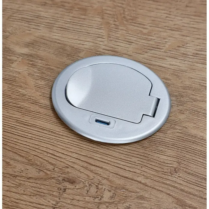 UniTEC Steckdose Tischsteckdose mit USB C - Schwarz, Silber, Kabellänge: 1,5 m - Silberne Bodendose mit Klappdeckel auf einem Holzboden. Ideal für Büros oder Wohnräume, um Kabel zu verstecken.