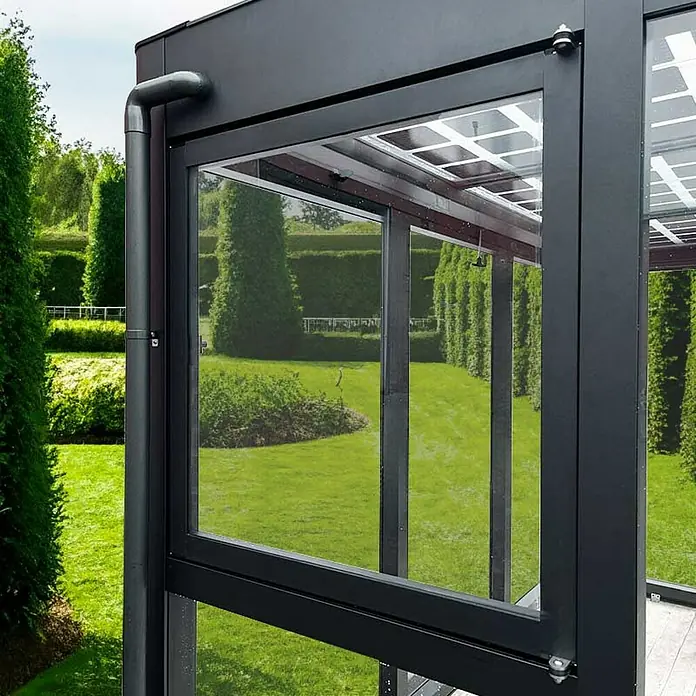 SunElements Gewächshaus-Seitenfenster - Passend für: Sun Garden Gewächshäuser Infinity & Energy in Anthrazit-Metallic - Detailaufnahme eines modernen Terrassendachs mit stilvoller Glasverkleidung, die den Blick auf einen gepflegten Garten freigibt.