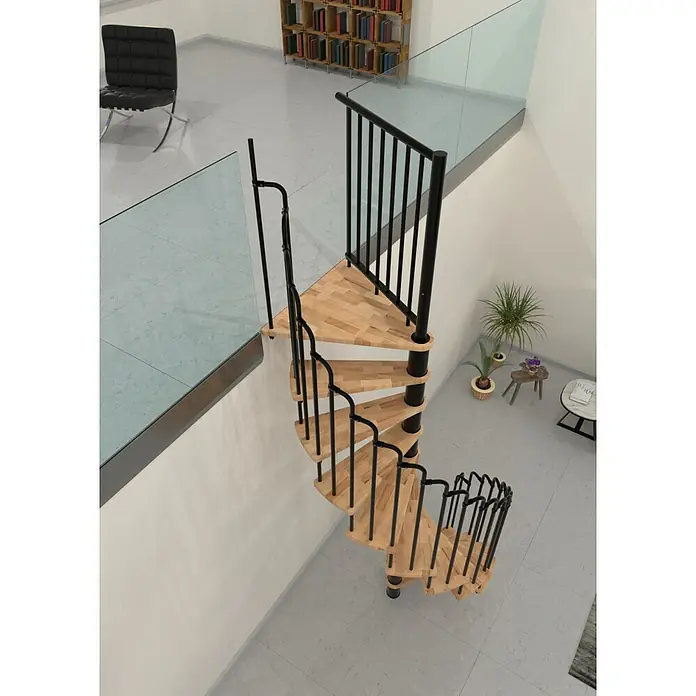 Minka Spindeltreppe Paris - Durchmesser: 140 cm, Schwarz, Farbe Stufen: Buche Natur, Geschosshöhe: 282 cm - Eine elegante Wendeltreppe aus Holz und Metall, die sich in einem modernen Interieur nach unten windet. Das Design ist sowohl funktional als auch stilvoll.