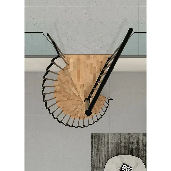 Minka Spindeltreppe Paris - Durchmesser: 140 cm, Schwarz, Farbe Stufen: Buche Natur, Geschosshöhe: 282 cm - Aufnahme von oben einer modernen Wendeltreppe aus hellem Holz mit schwarzem Geländer.