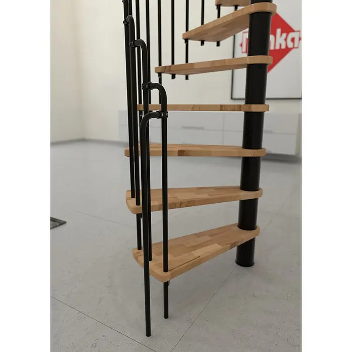 Minka Spindeltreppe Paris - Durchmesser: 140 cm, Schwarz, Farbe Stufen: Buche Natur, Geschosshöhe: 282 cm - Nahaufnahme einer Wendeltreppe mit Holzstufen und schwarzem Geländer. Das Design der Treppe ist modern und platzsparend.