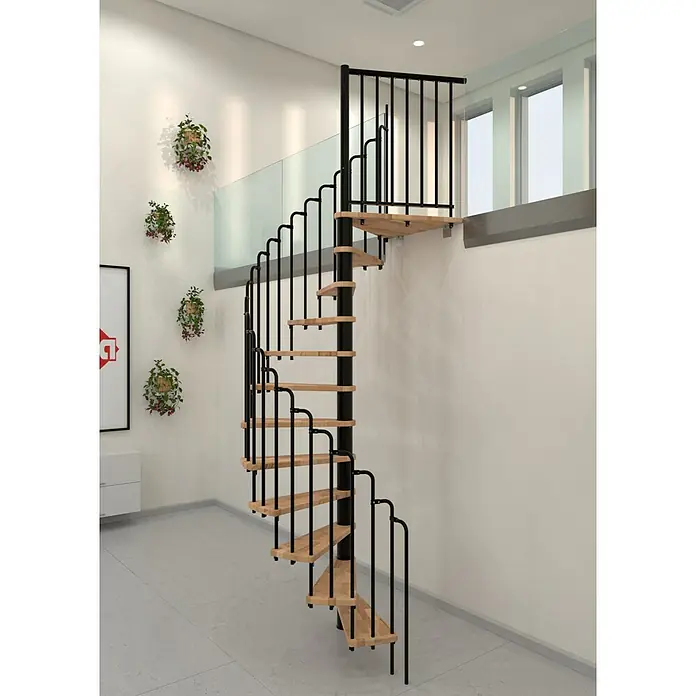 Minka Spindeltreppe Paris - Durchmesser: 140 cm, Schwarz, Farbe Stufen: Buche Natur, Geschosshöhe: 282 cm - Aufnahme einer modernen Wendeltreppe mit Holzstufen und schwarzem Metallgeländer in einem hellen, minimalistischen Raum.