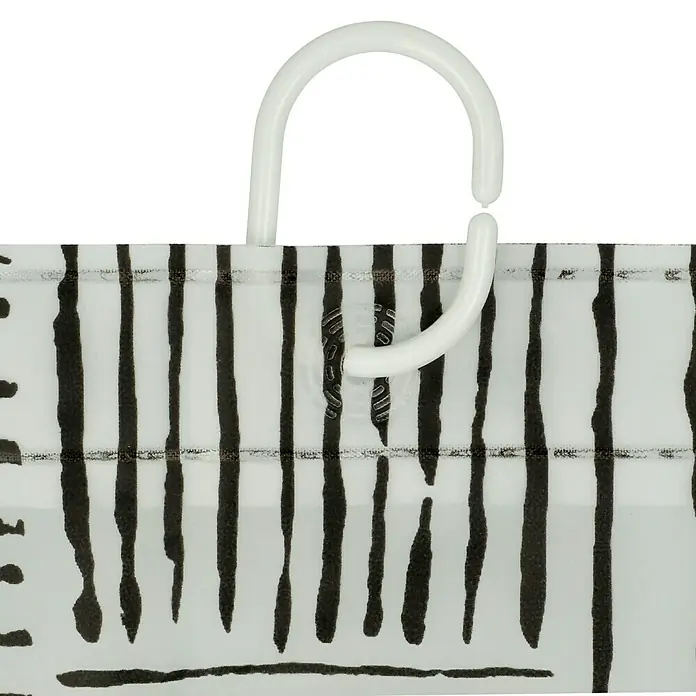 Set de accesorios de baño Today - Plástico, Negro, 4 pzs. - Primer plano de una bolsa de compra blanca, que muestra un distintivo patrón de rayas blancas y negras con una práctica asa blanca para colgar.