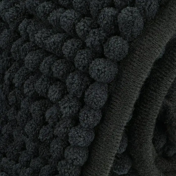 Set de accesorios de baño Today - Plástico, Negro, 4 pzs. - Primer plano de una alfombra negra con pompones, que destaca su textura suave y sensación de lujo para mayor confort.