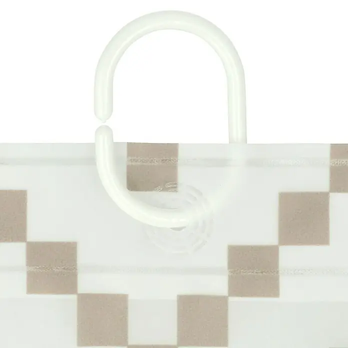Bad-Accessoire-Set Today 2 - 4 -tlg., Grau - Nahaufnahme einer wiederverwendbaren Einkaufstasche mit Schachbrettmuster und einem weißen Plastikgriff vor einem schwarzen Hintergrund.