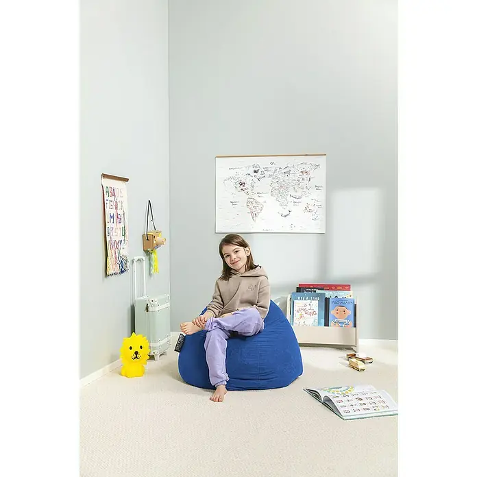 Sitting Point Sitzsack Beanbag Easy - L, Dunkelblau, 100 % Polyester - Mädchen sitzt auf einem blauen Sitzsack im Kinderzimmer, der einen bequemen und stilvollen Platz zum Entspannen bietet.