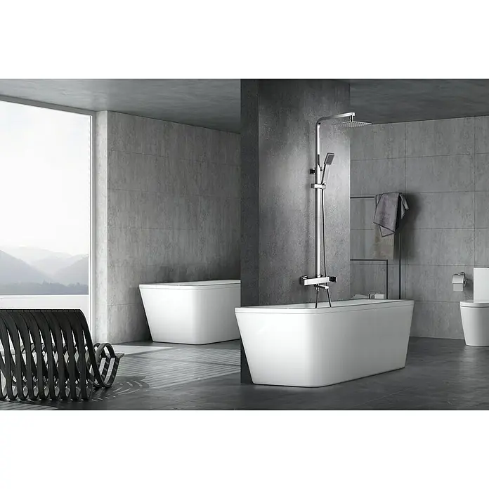 Imex Fiyi Sistema de ducha y bañera - Grifo monomando, Cromo - Baño con bañera exenta, grifo de ducha y diseño elegante. Los azulejos grises crean un ambiente moderno y elegante.