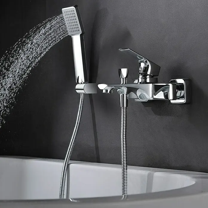Imex Bali Grifo monomando de bañera - Cromo, Brillante - Vista detallada de un elegante grifo de ducha cromado con ducha de mano y agua que fluye.