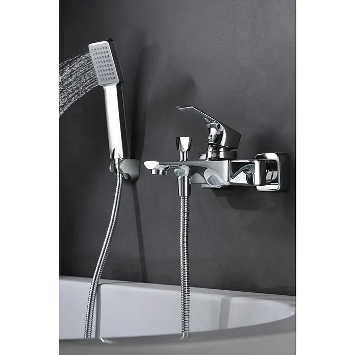 Imex Bali Grifo monomando de bañera - Cromo, Brillante - Un moderno grifo de bañera cromado con un cabezal de ducha montado en una pared oscura, mostrando elegancia y funcionalidad.
