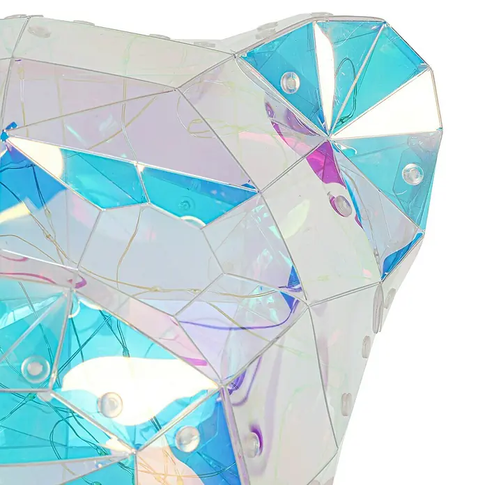 Tween Light LED-Dekoleuchte Benny - 6 W, Transparent/Irisierend, L x B x H: 28,5 x 32 x 40 cm, Benny - Nahaufnahme einer irisierenden, facettierten Lampe, die ein modernes, geometrisches Design und ein faszinierendes Farbspiel aufweist.