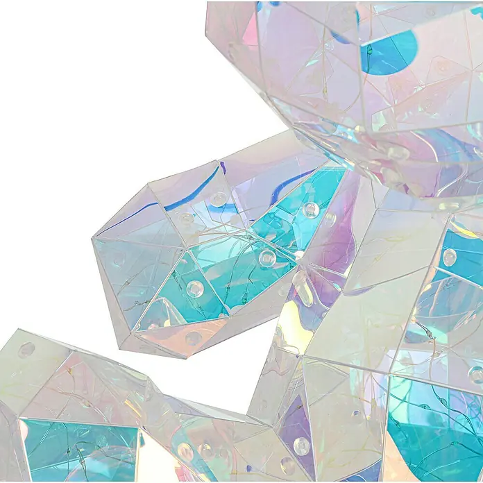 Tween Light LED-Dekoleuchte Benny - 6 W, Transparent/Irisierend, L x B x H: 28,5 x 32 x 40 cm, Benny - Detailaufnahme einer schimmernden, geometrischen Skulptur. Das Kunstwerk aus transparentem Material fängt das Licht auf besondere Weise ein.