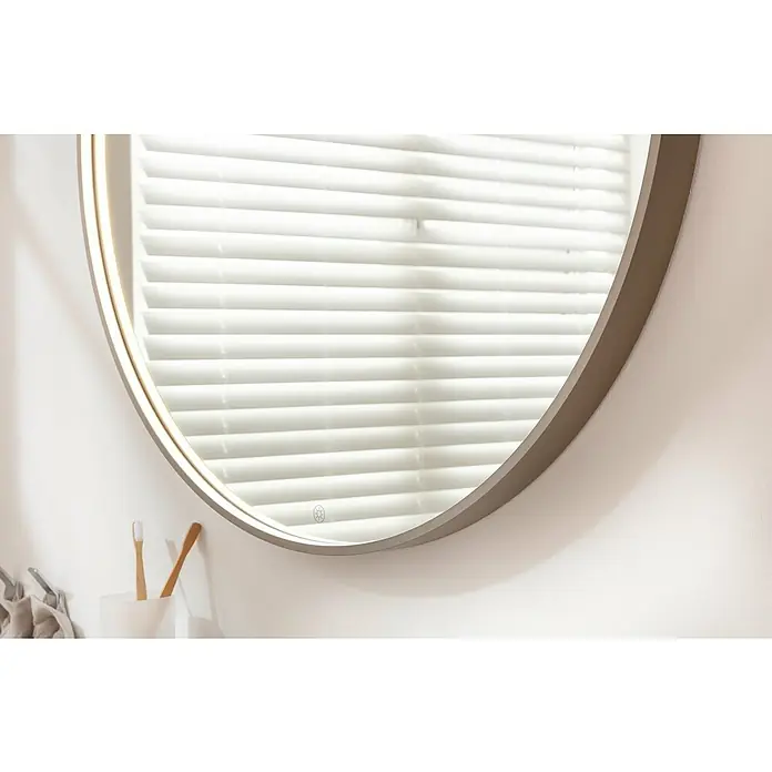 Camargue Lichtspiegel AluDurchmesser: 60 cm, Goldbronze - Dieses Bild zeigt einen runden LED-beleuchteten Spiegel, der an einer weißen Wand hängt und ein minimalistisches und modernes Design aufweist.