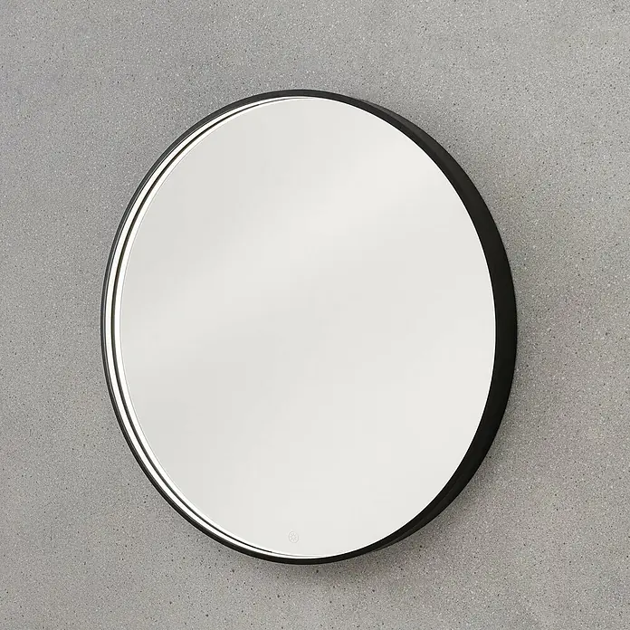 Camargue Lichtspiegel Alu - Durchmesser: 80 cm, Schwarz - Runder Spiegel mit schwarzem Rahmen an einer grauen Wand. Das schlichte Design passt gut in moderne Badezimmer und Flure.