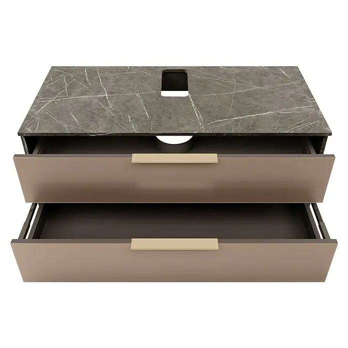 Camargue Marble Badmöbel-Set - 120 cm, Grau Marmor/Goldbronze, 3 -tlg. - Modernes Badmöbel mit zwei offenen Schubladen und einer grauen Marmorplatte mit schwarzen Akzenten. Die Griffe sind beige.