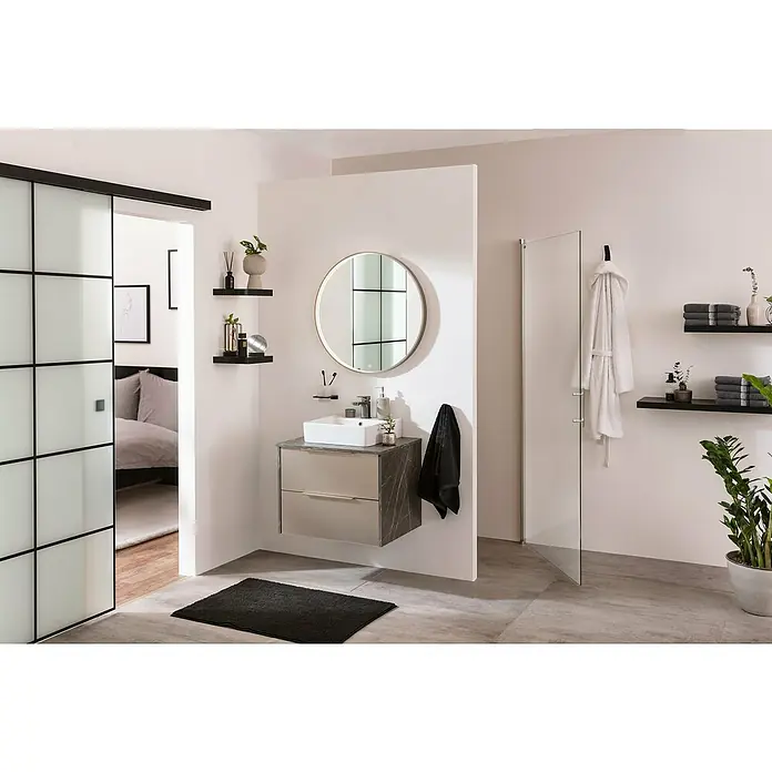 Camargue Marble Badmöbel-Set - 60 cm, Grau Marmor/Goldbronze, 3 -tlg. - Elegantes Badezimmer mit Waschtischunterschrank, Spiegel und moderner Duschkabine. Schwarze Akzente und Pflanzen dekorieren den Raum stilvoll.